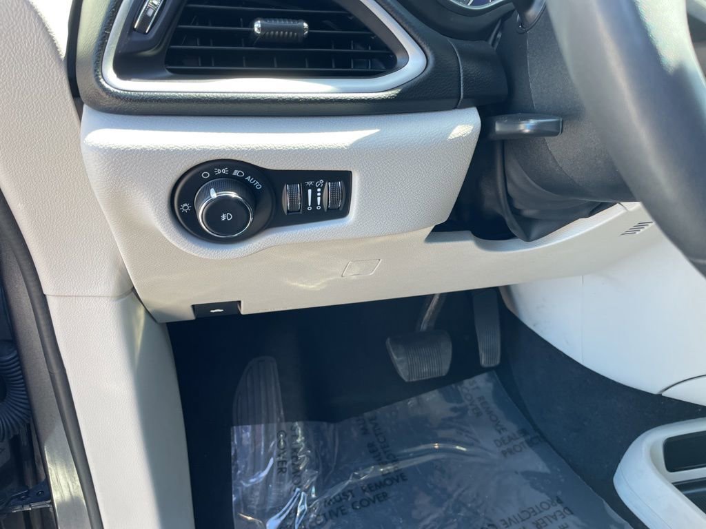 Used 2022 Chrysler Pacifica Touring-L FWD image 9