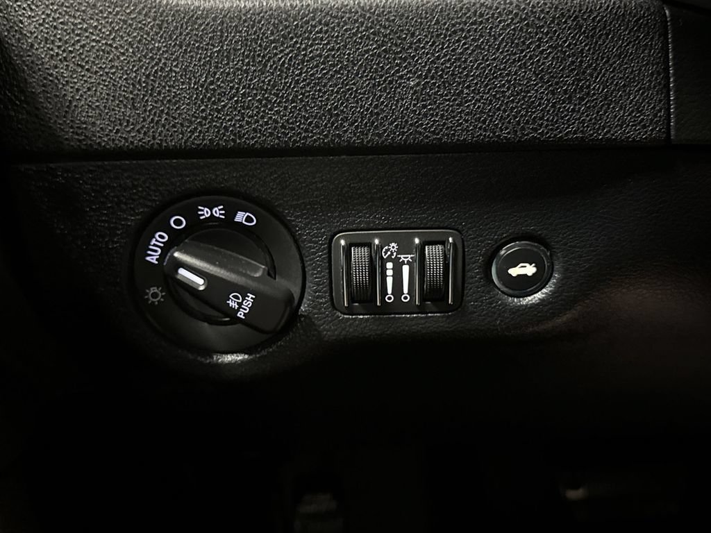 Used 2018 Dodge Charger R/T w/ Blacktop Package RWD image 18