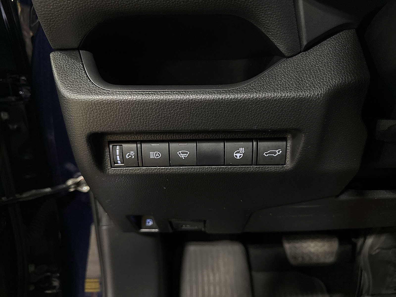 Used 2021 Toyota RAV4 SE w/ Weather & Moonroof Package AWD/4WD image 33