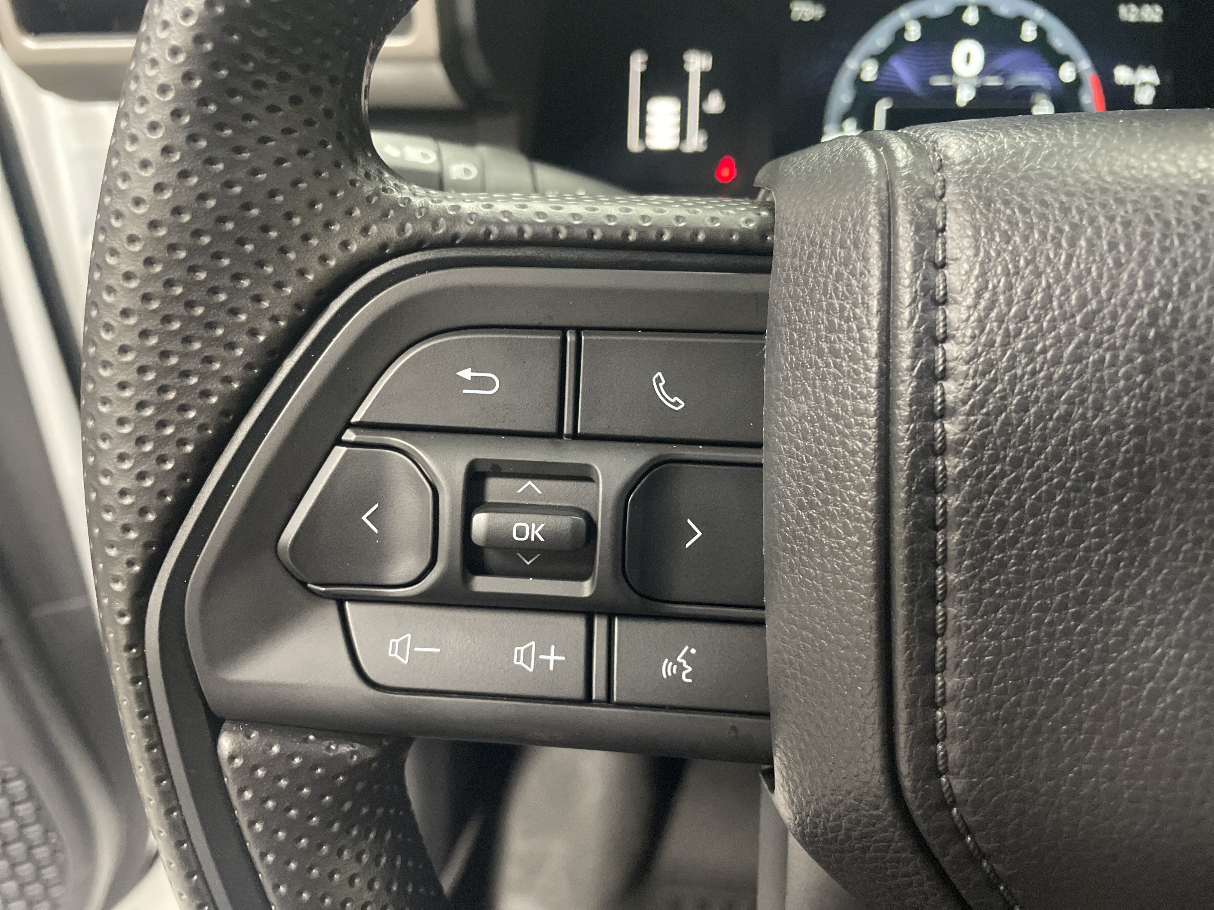 Used 2025 Toyota Tacoma SR5 AWD/4WD image 19