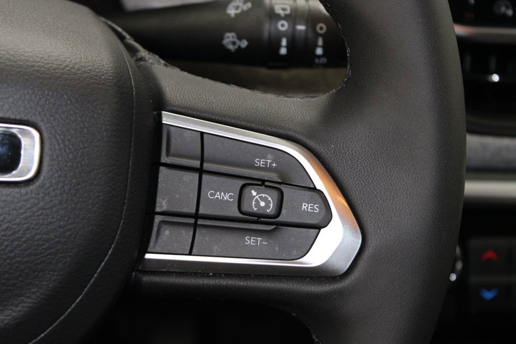 Used 2025 Jeep Compass Latitude AWD/4WD image 36