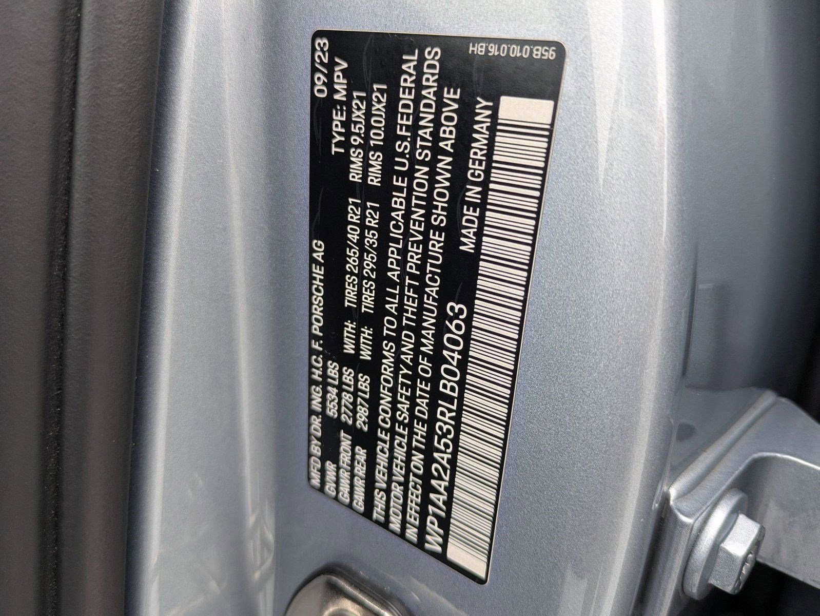 Certified 2024 Porsche Macan image 27