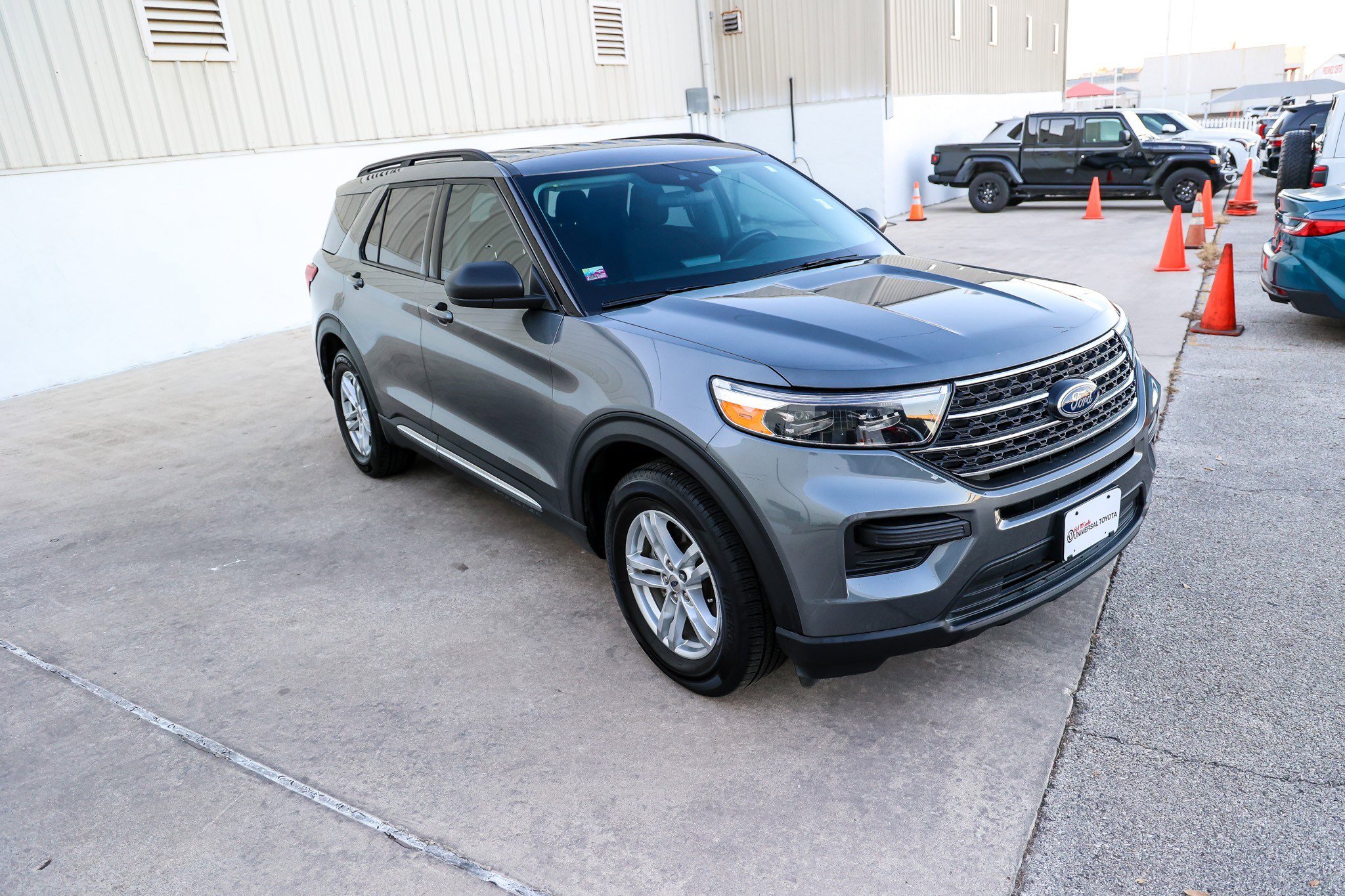 Used 2023 Ford Explorer XLT image 5