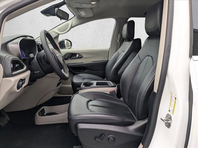 Used 2024 Chrysler Pacifica Select image 22