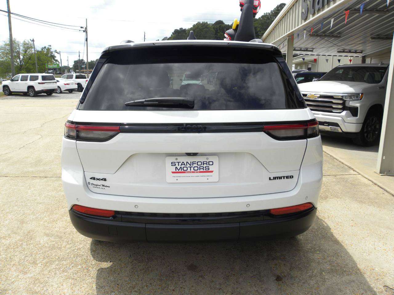 Used 2023 Jeep Grand Cherokee Limited w/ Black Appearance Package AWD/4WD image 9