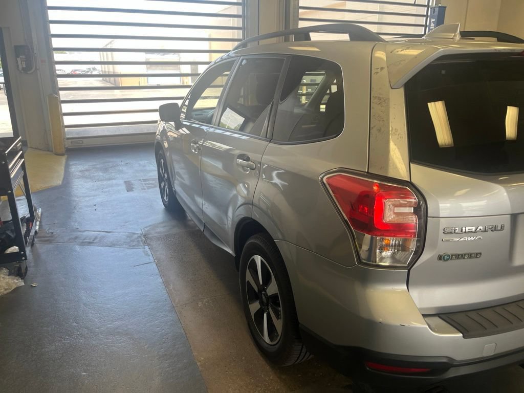 Used 2017 Subaru Forester 2.5i Premium w/ Popular Package #2A AWD/4WD image 9