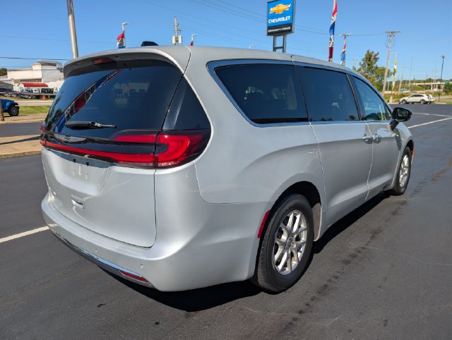 Used 2024 Chrysler Pacifica Touring-L FWD image 5