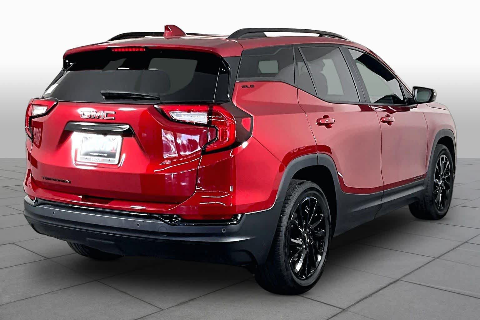 Used 2024 GMC Terrain SLE w/ Driver Convenience Package FWD image 13