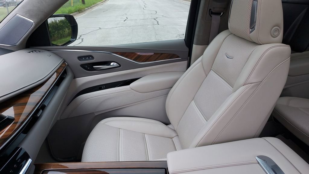 Used 2024 Cadillac Escalade Sport Platinum w/ LPO, ONYX Package AWD/4WD image 18