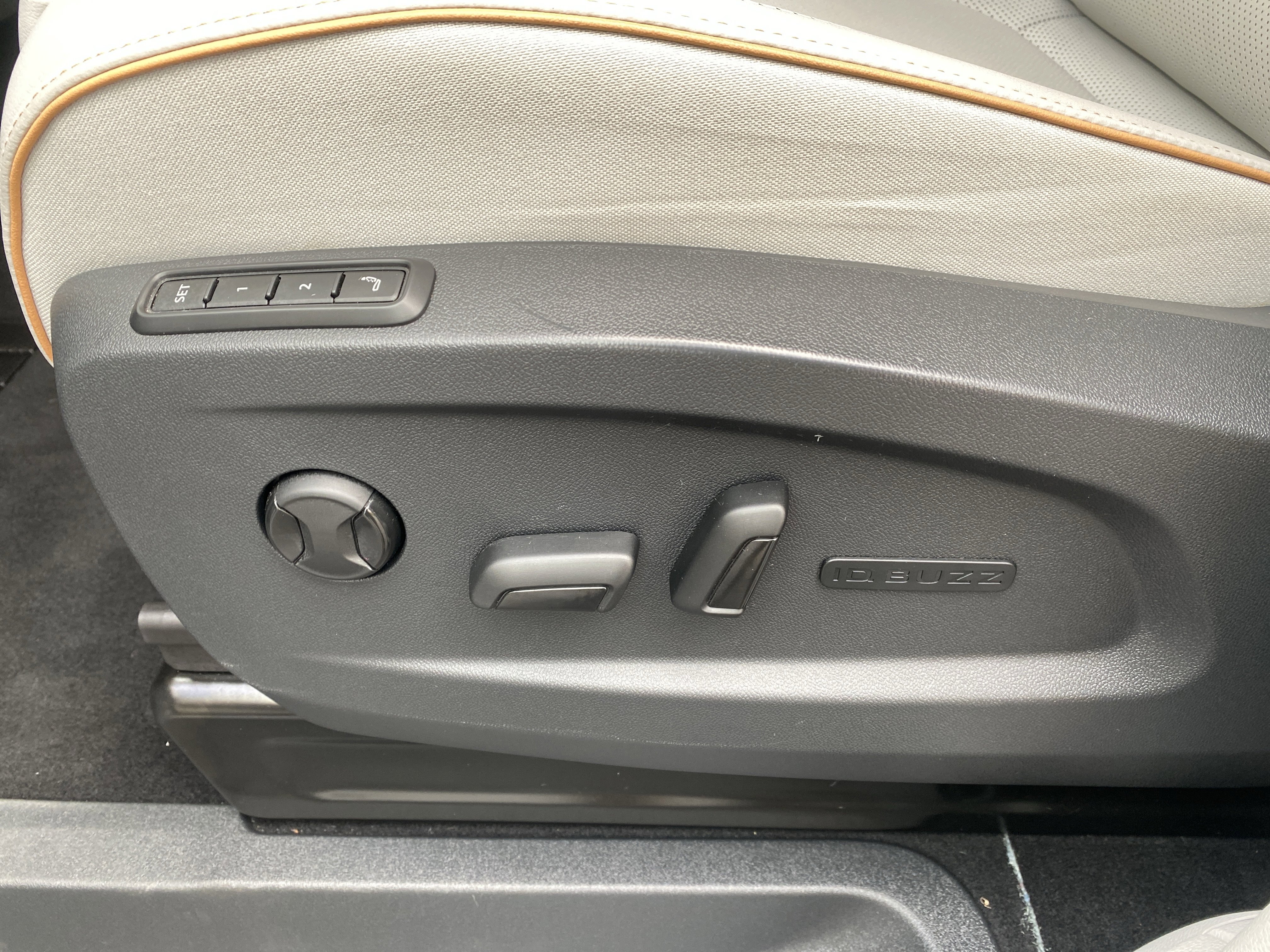 Used 2025 Volkswagen ID. Buzz 1st Edition image 8