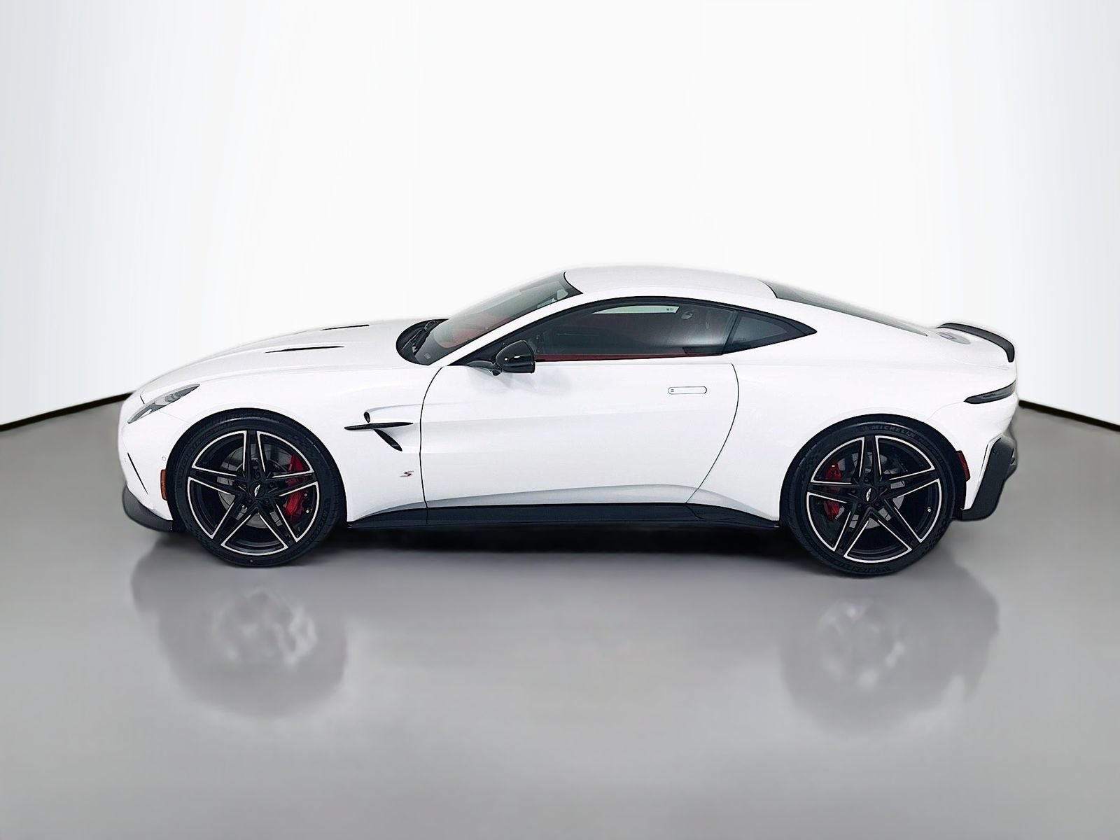 Used 2026 Aston Martin V8 Vantage S RWD image 4