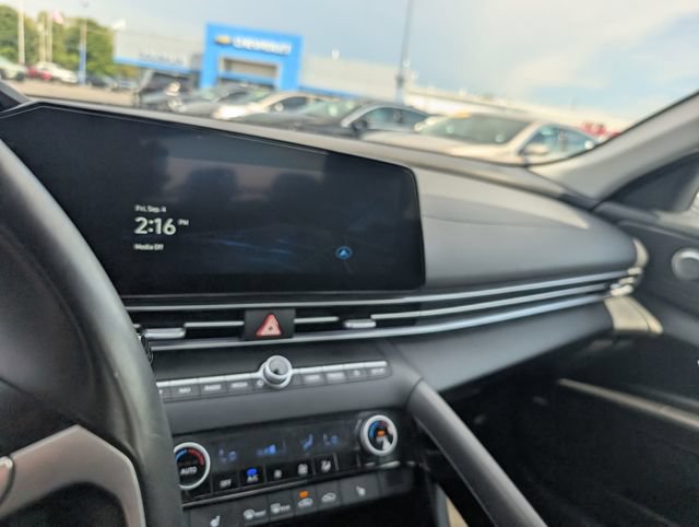 Used 2025 Hyundai Elantra Limited FWD image 19