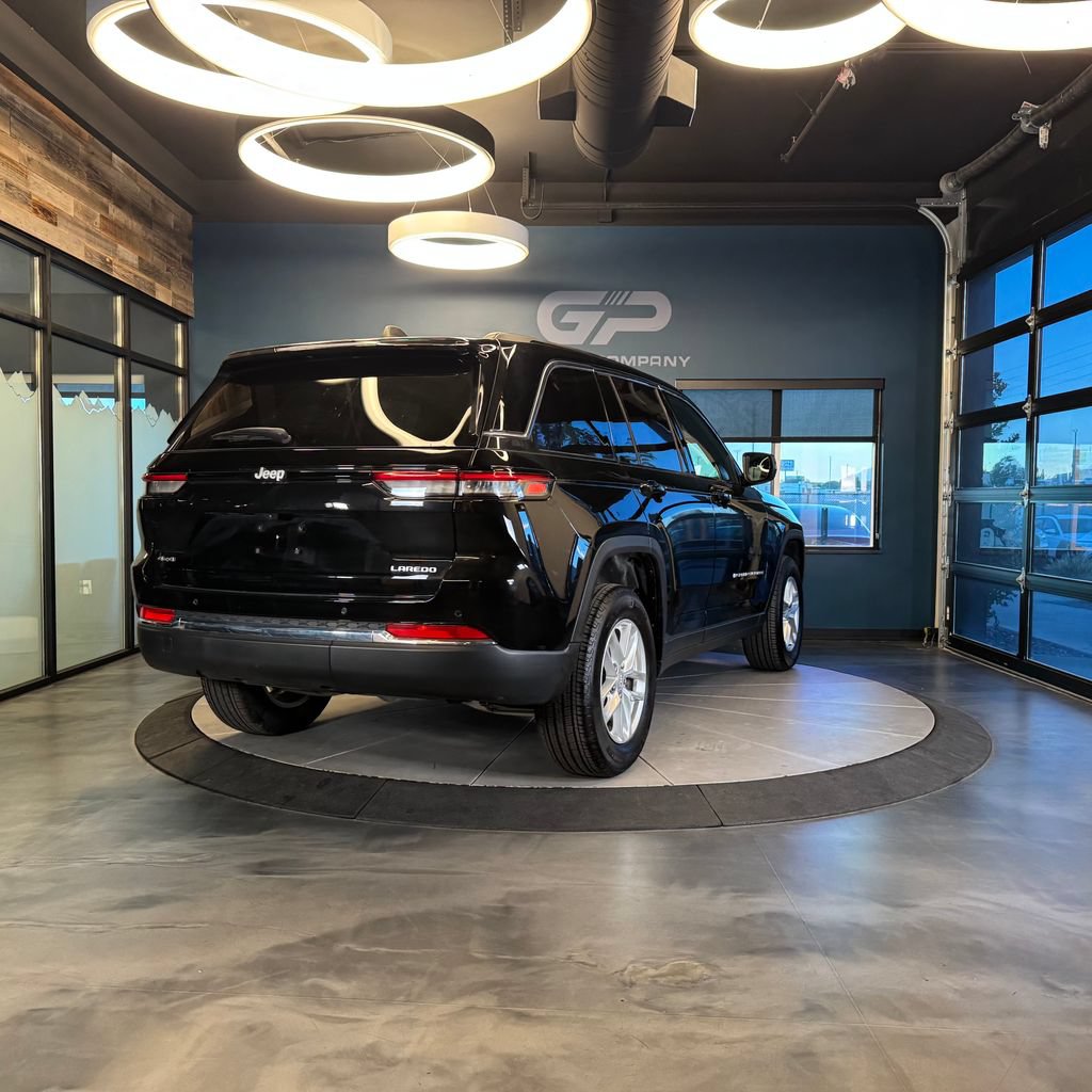 Used 2025 Jeep Grand Cherokee Laredo X w/ Luxury Tech Group I AWD/4WD image 3