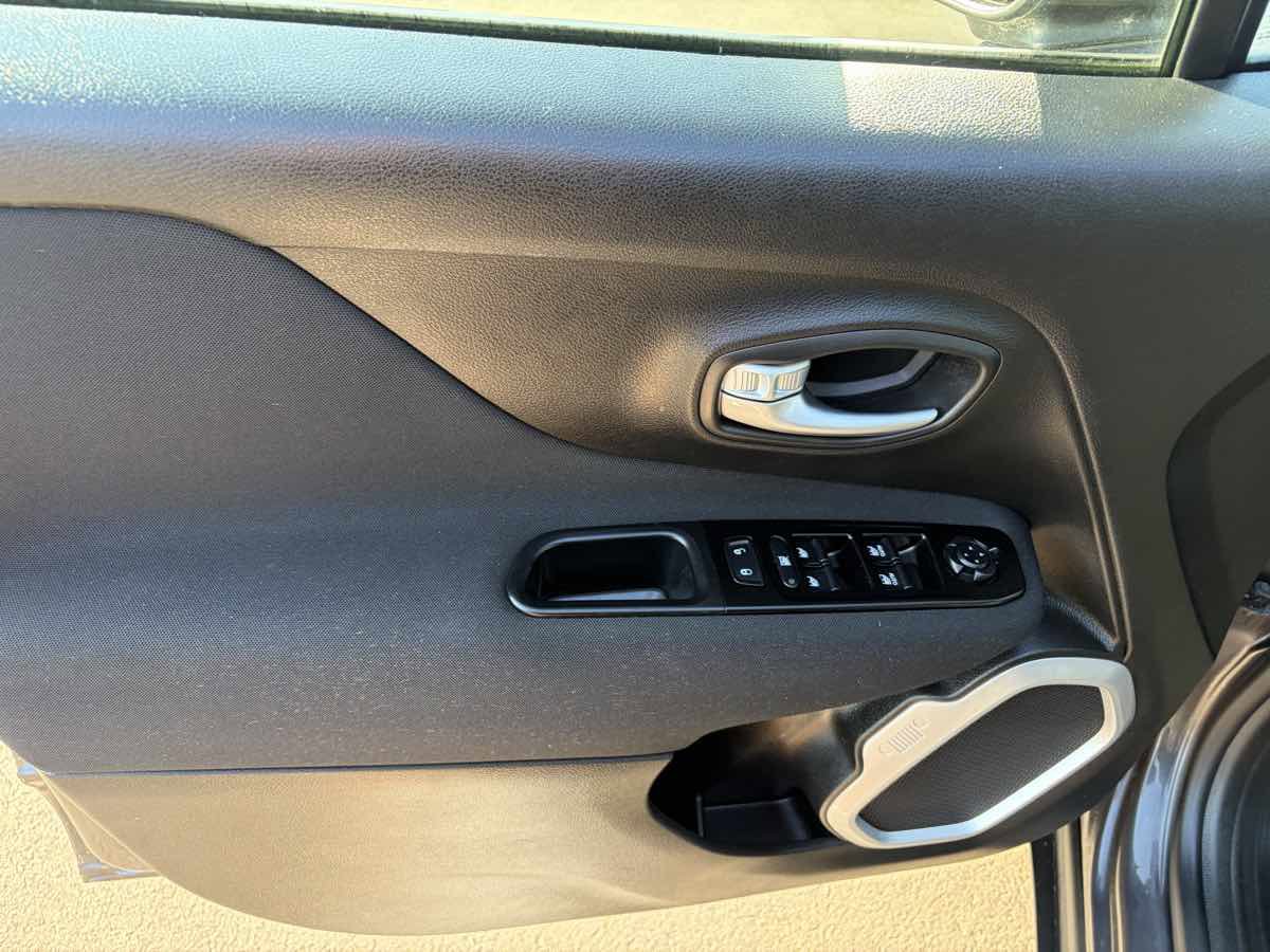 Used 2020 Jeep Renegade Latitude image 15
