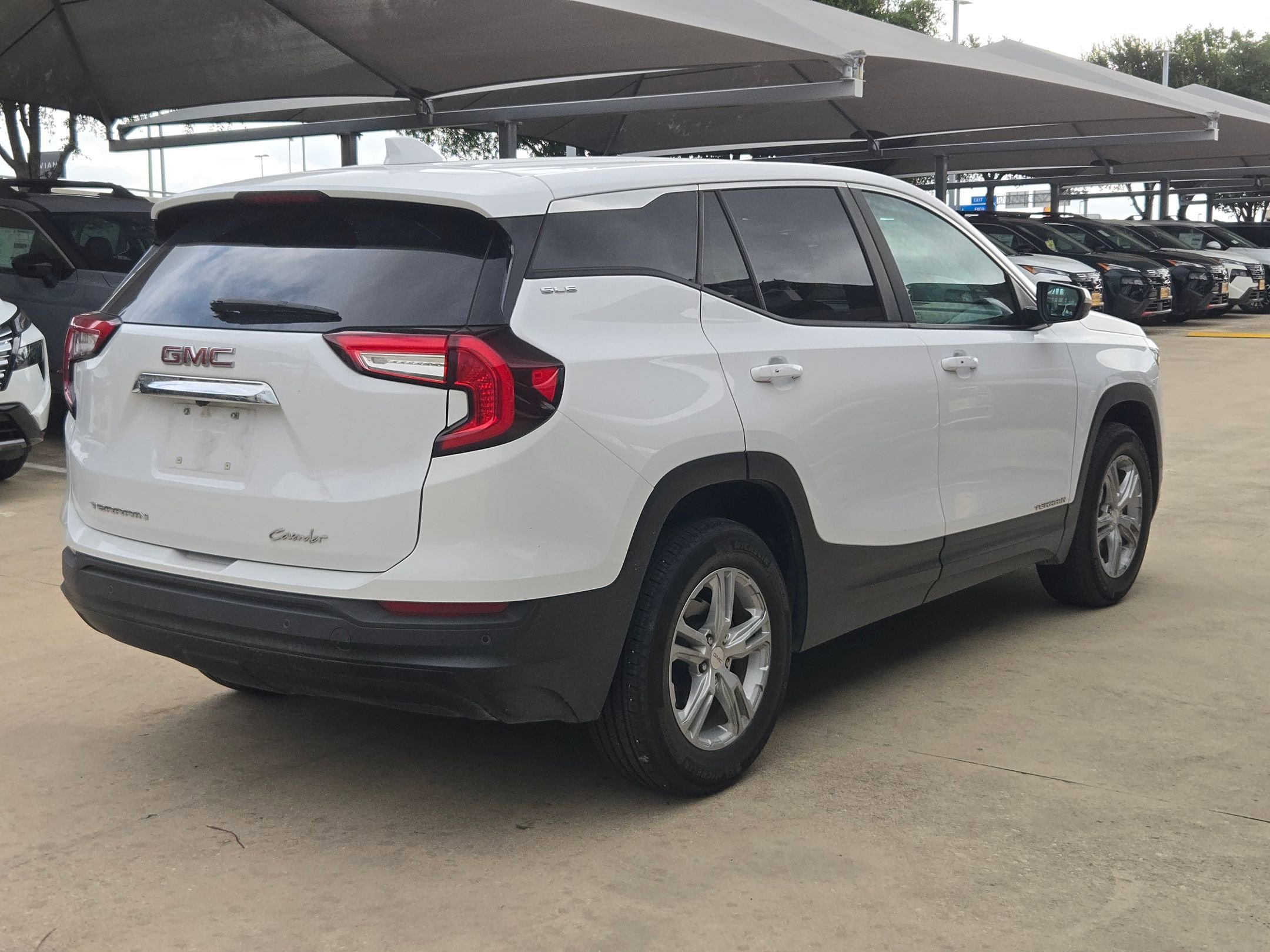Used 2024 GMC Terrain SLE FWD image 3