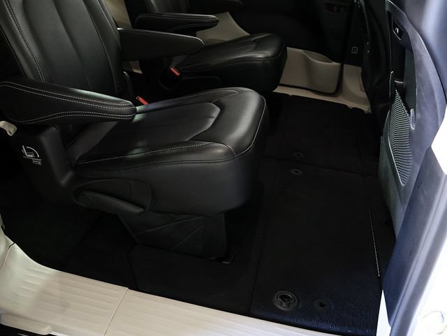 Used 2024 Chrysler Pacifica Touring-L FWD image 30