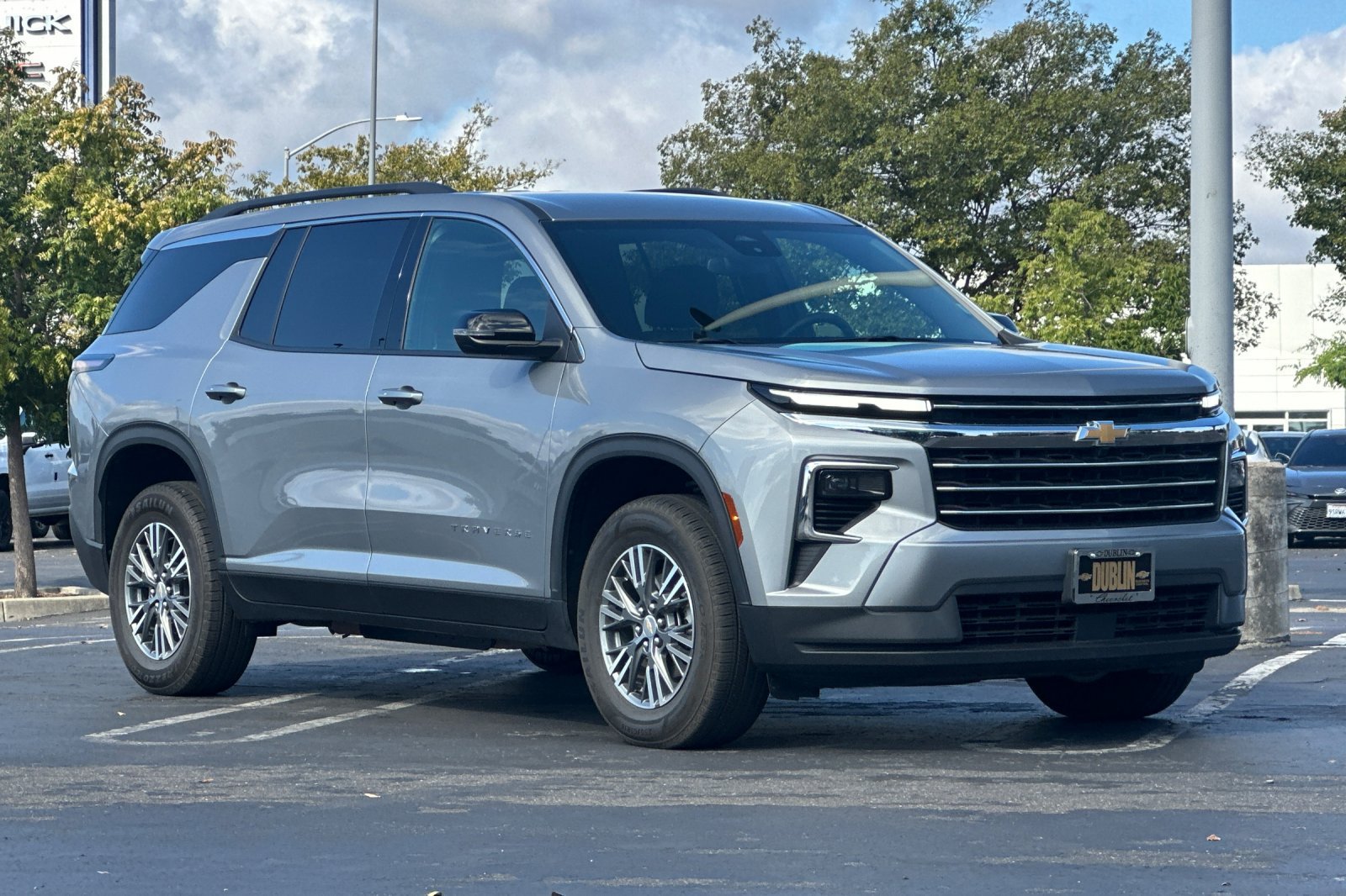 Used 2025 Chevrolet Traverse LT AWD/4WD image 2