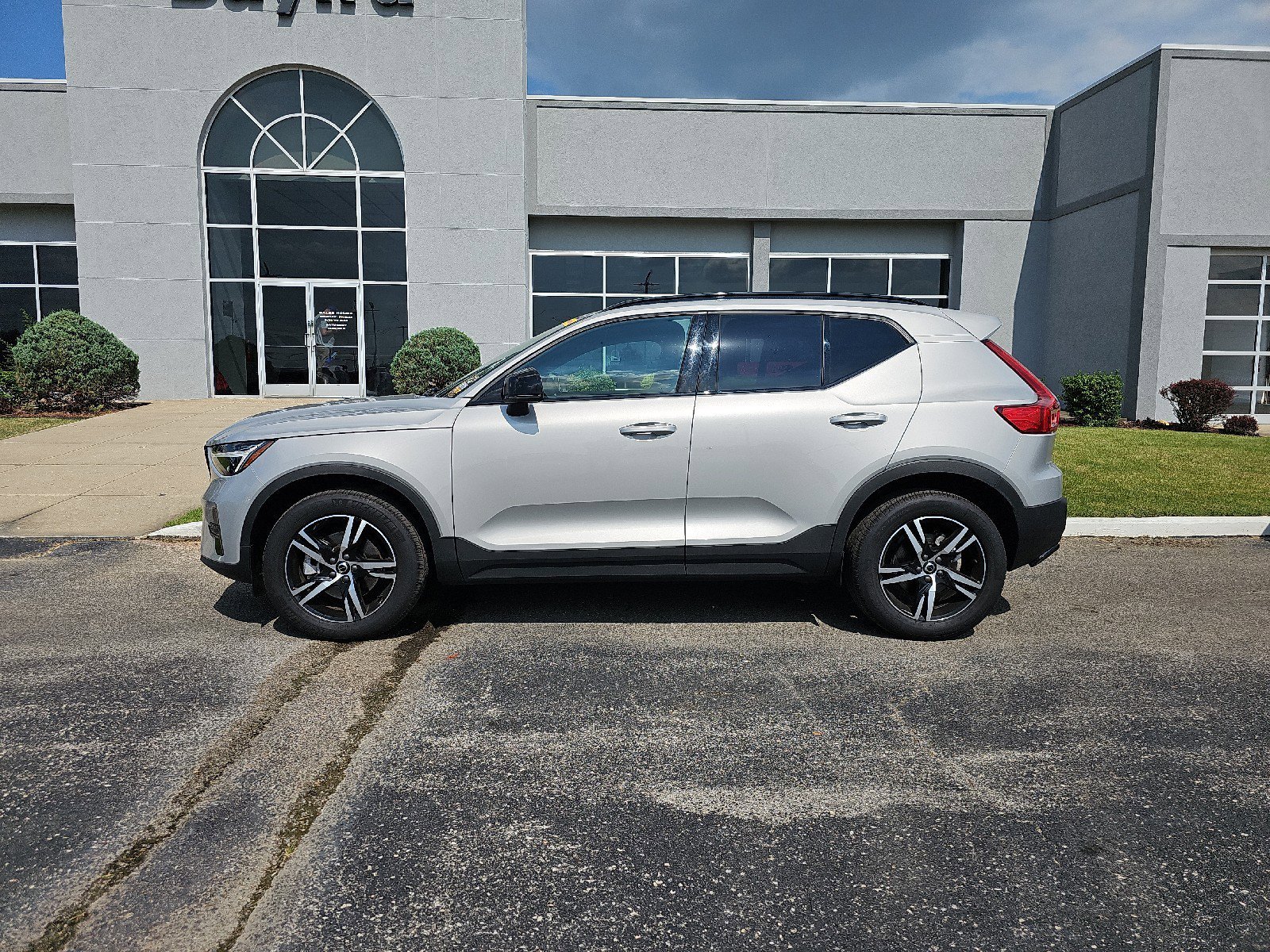Used 2024 Volvo XC40 B5 Core image 3