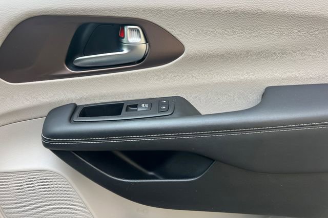 Used 2023 Chrysler Voyager LX image 23