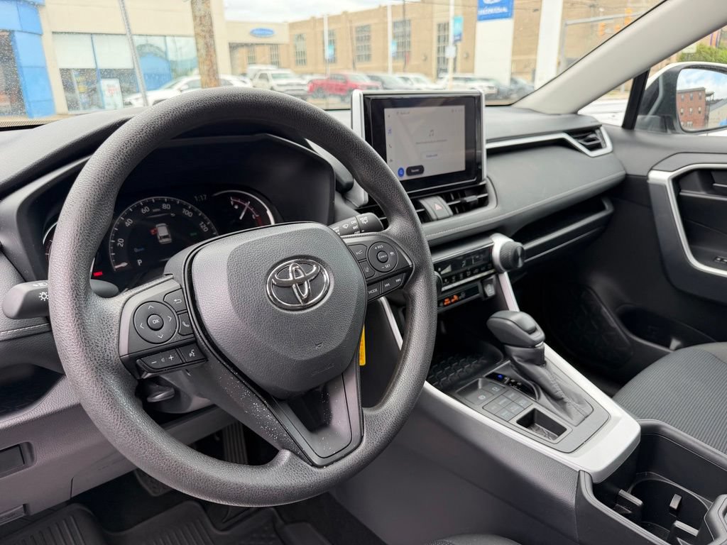 Used 2025 Toyota RAV4 LE AWD/4WD image 5