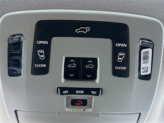 Used 2025 Toyota Sienna XLE image 33