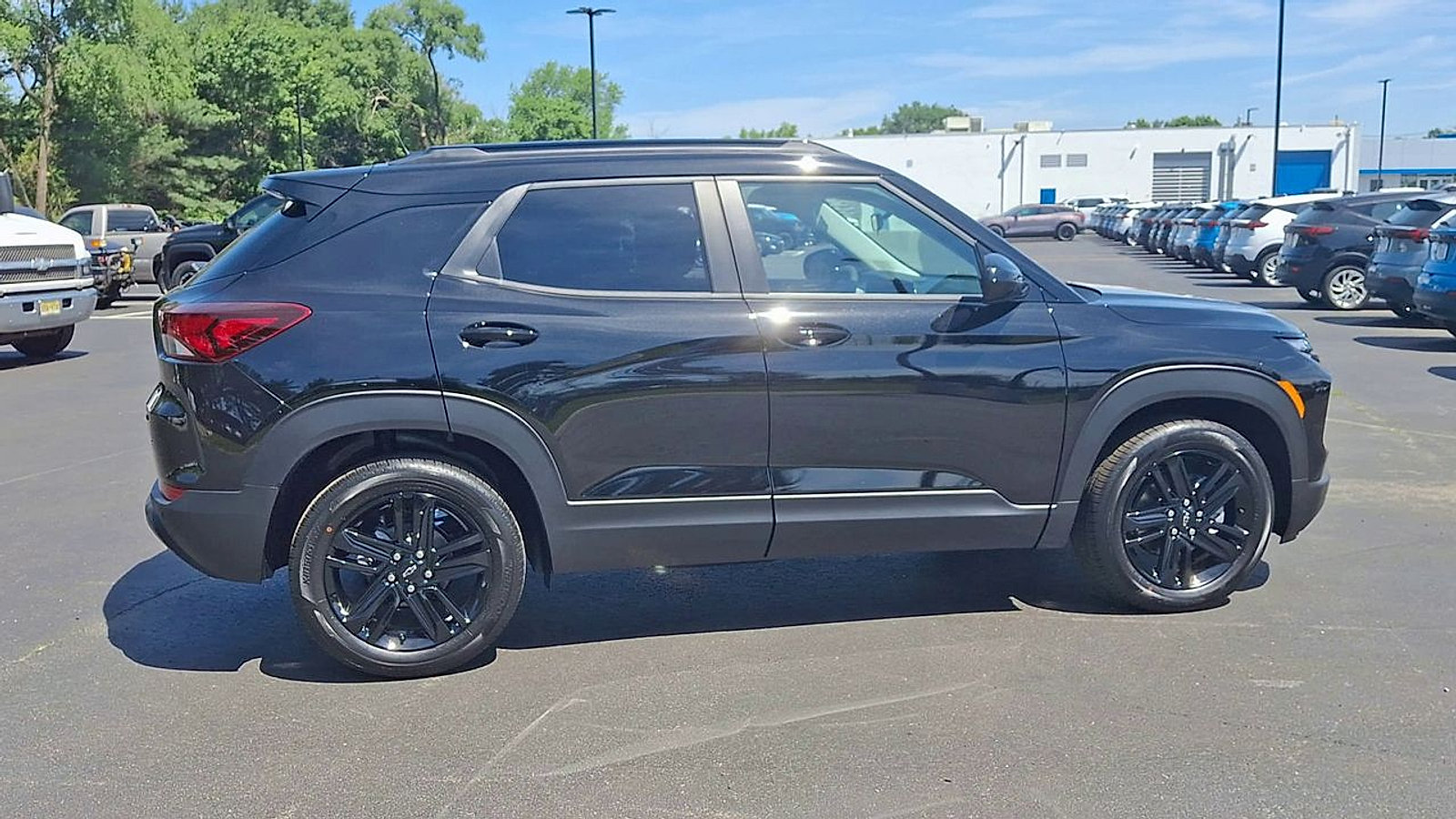 New 2026 Chevrolet TrailBlazer LT w/ Midnight Edition FWD image 3
