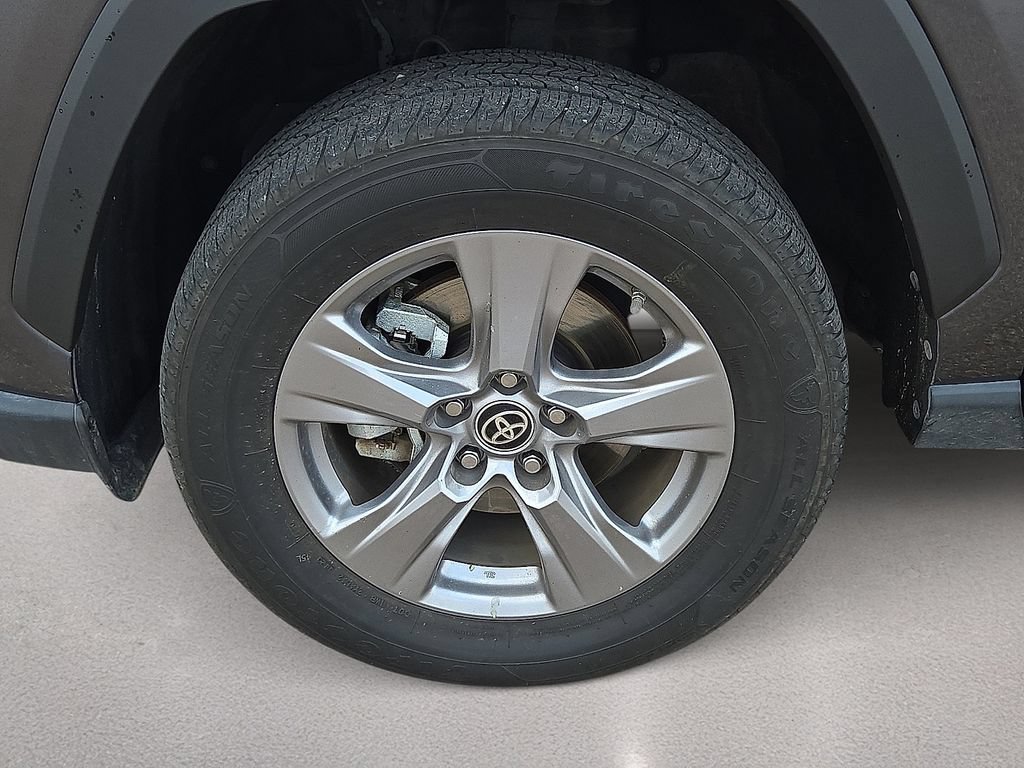 Used 2022 Toyota RAV4 LE AWD/4WD image 10