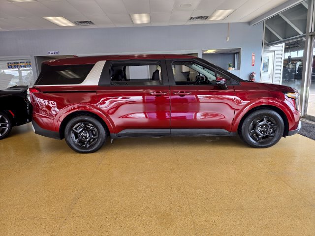 Used 2025 Kia Carnival FWD image 3