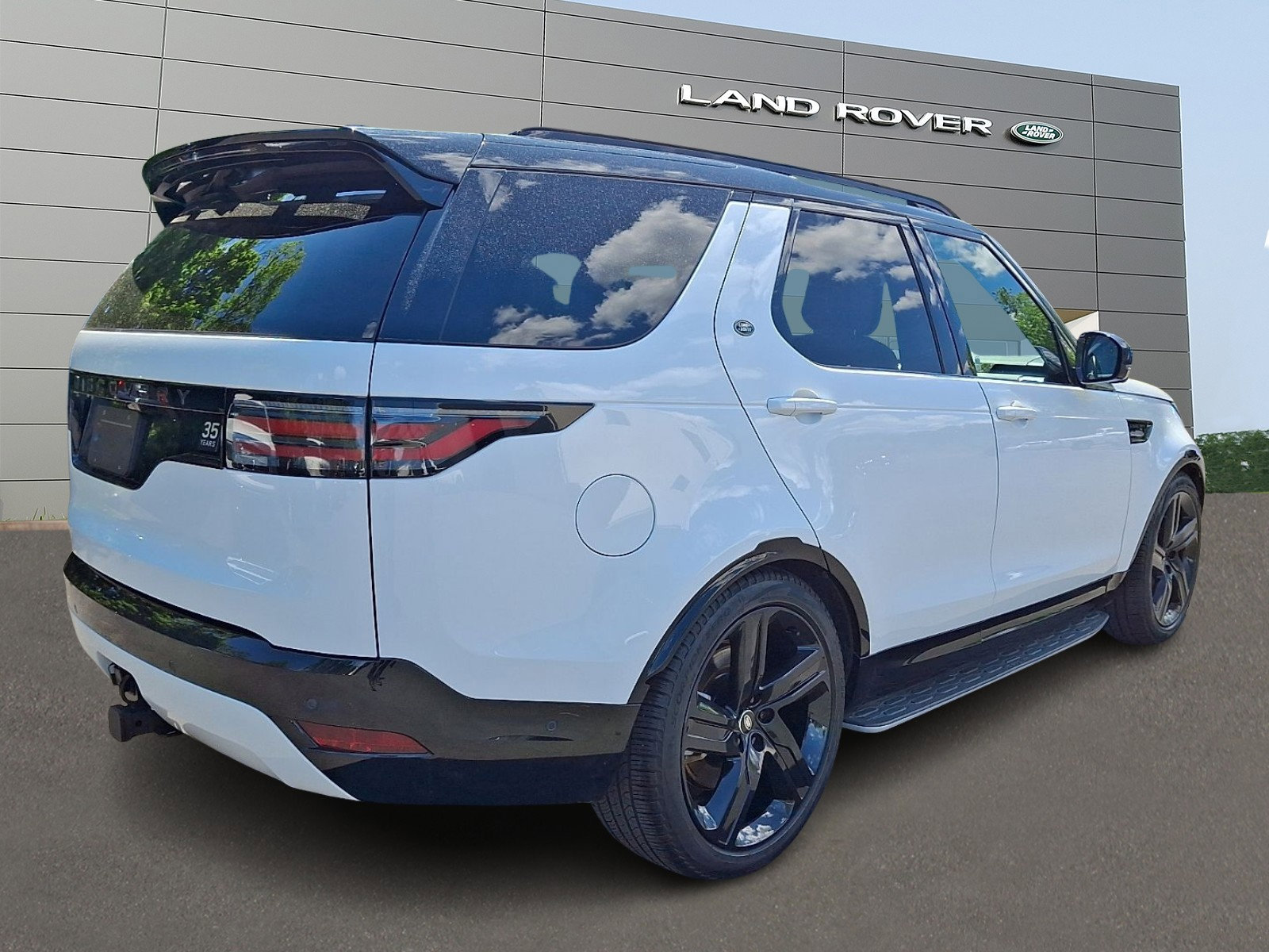 Used 2025 Land Rover Discovery Dynamic SE AWD/4WD image 2
