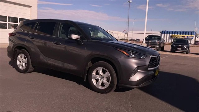 Used 2024 Toyota Highlander XLE image 3