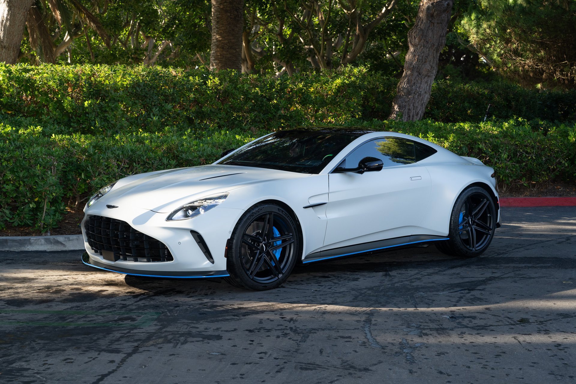 Used 2025 Aston Martin V8 Vantage Coupe image 25