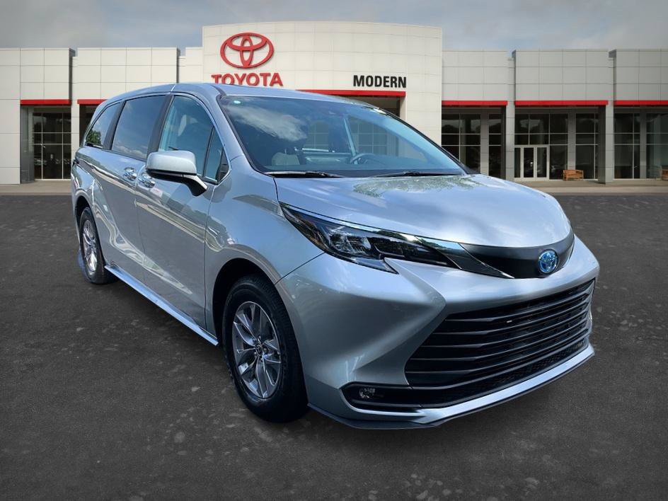 Certified 2025 Toyota Sienna XLE FWD image 3