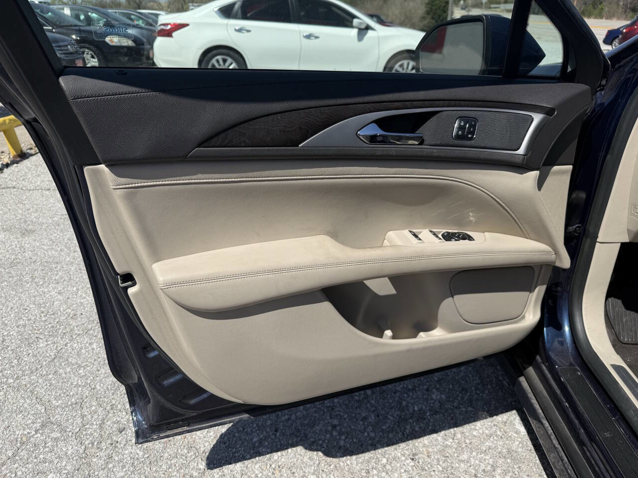 Used 2017 Lincoln MKZ Reserve FWD image 21