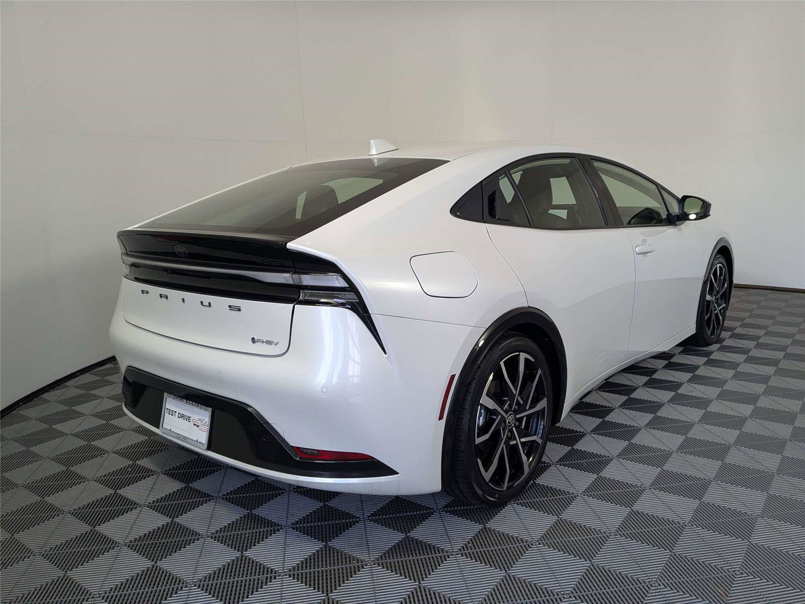 Used 2025 Toyota Prius Plug-In Hybrid image 6