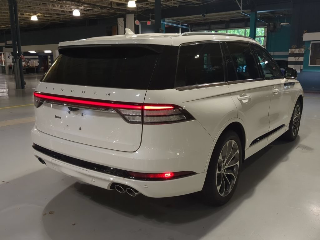 Used 2023 Lincoln Aviator Grand Touring w/ Elements Package Plus AWD/4WD image 3