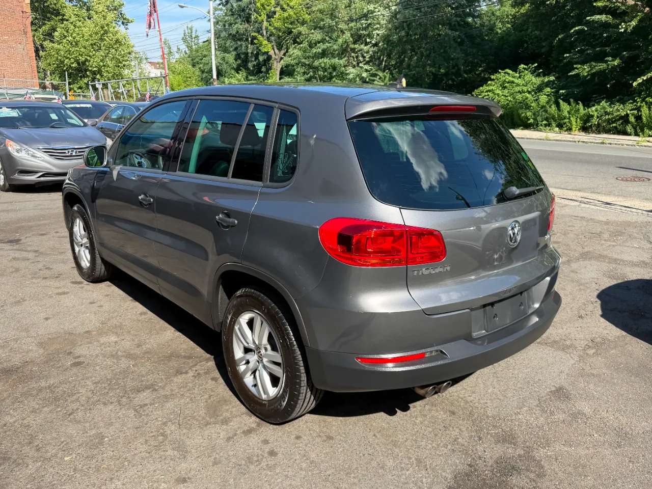 Used 2012 Volkswagen Tiguan LE FWD image 7