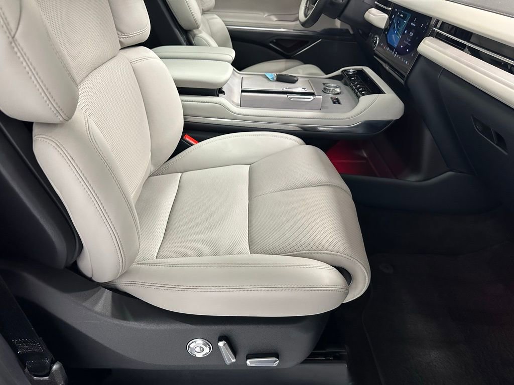 Used 2025 Lincoln Navigator Reserve image 66