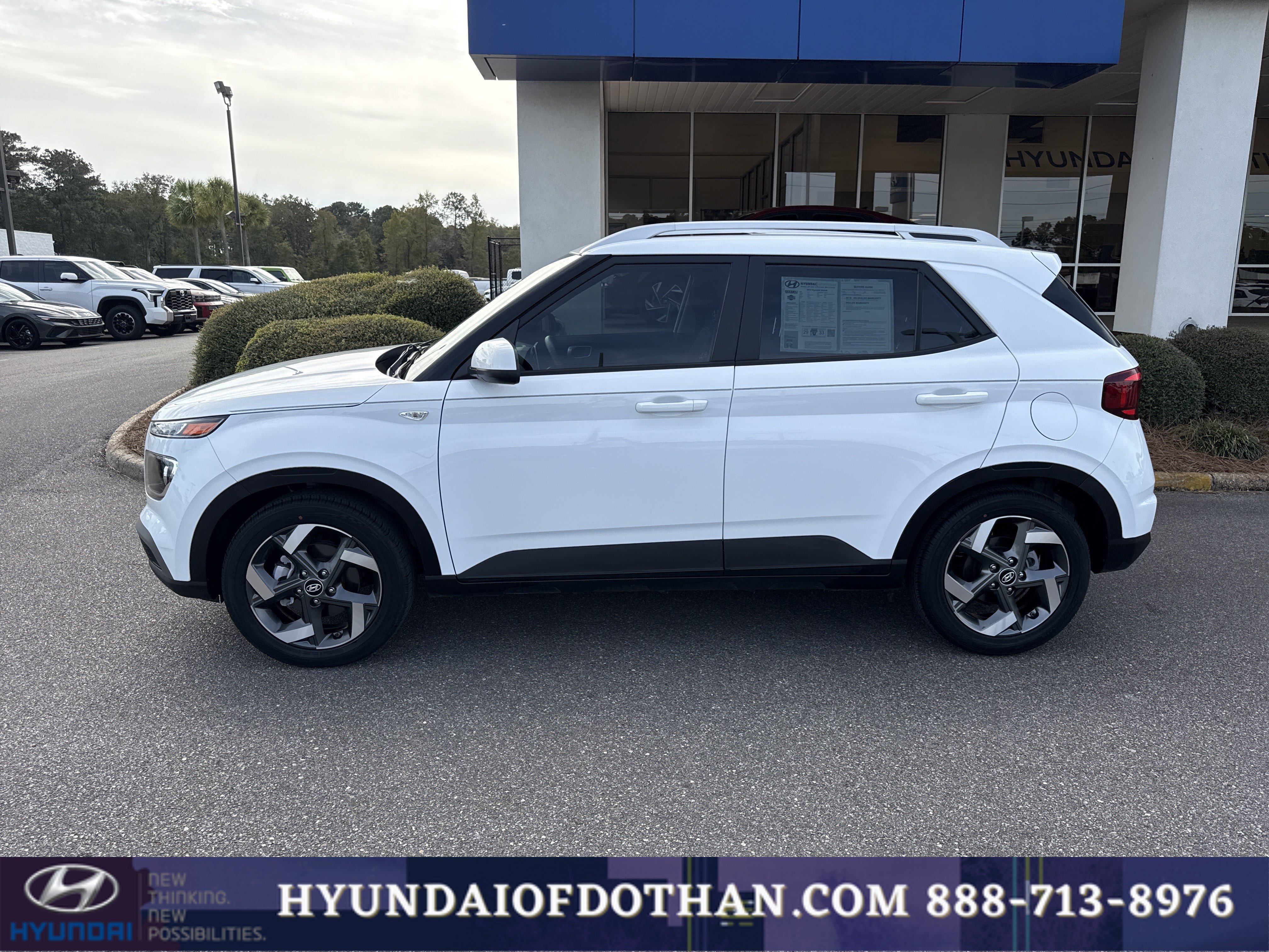 Certified 2022 Hyundai Venue SEL FWD image 2