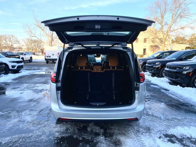 Used 2023 Chrysler Pacifica Pinnacle image 11