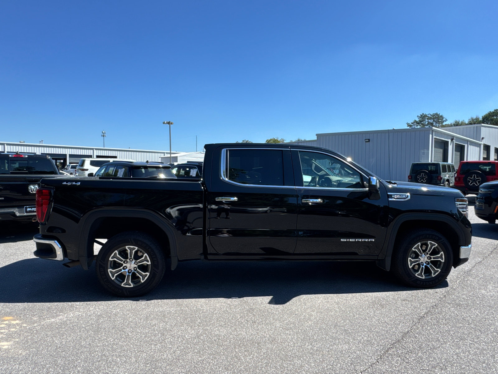 Used 2025 GMC Sierra 1500 SLT AWD/4WD image 4