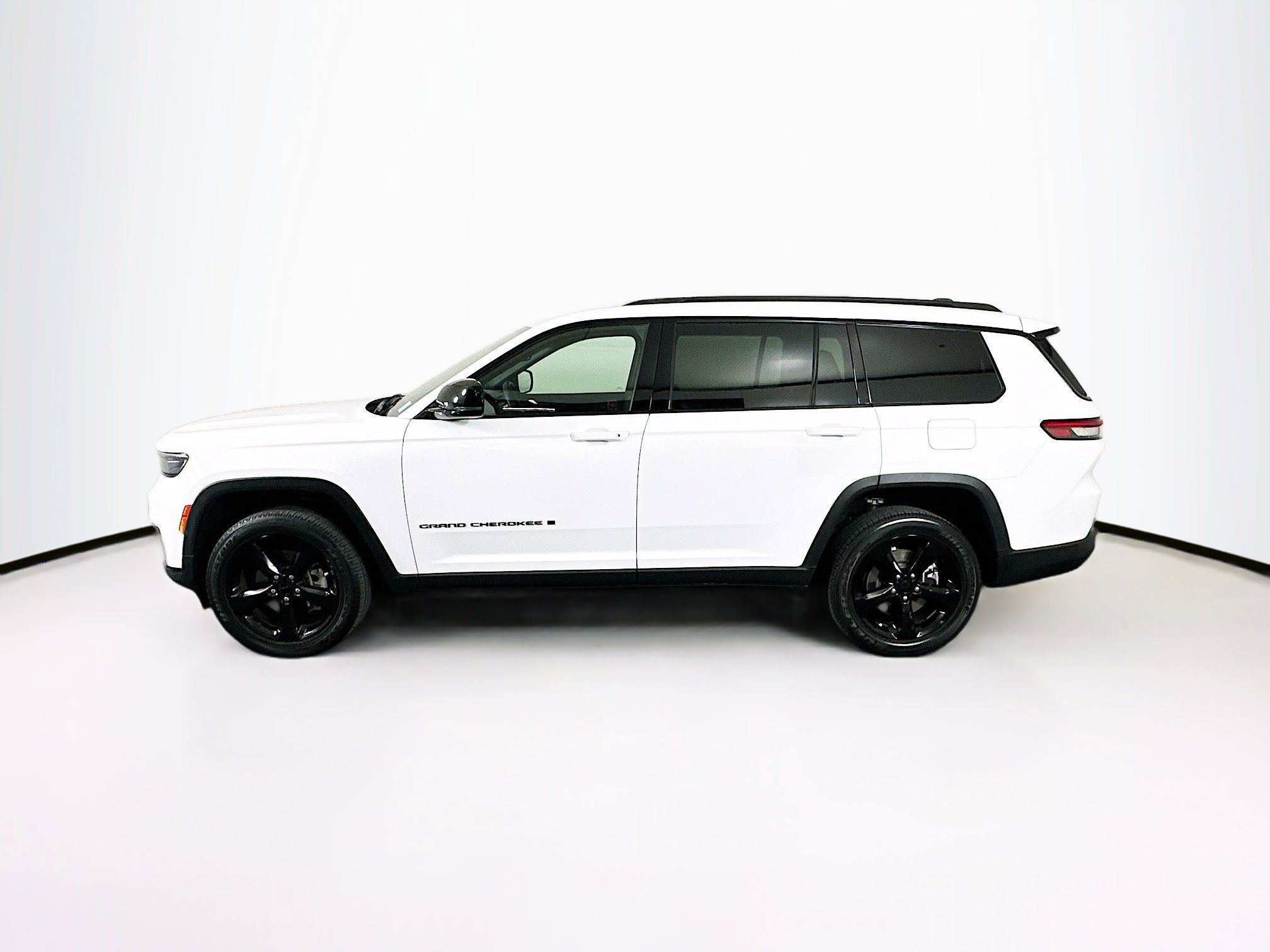 Used 2023 Jeep Grand Cherokee L Laredo image 4