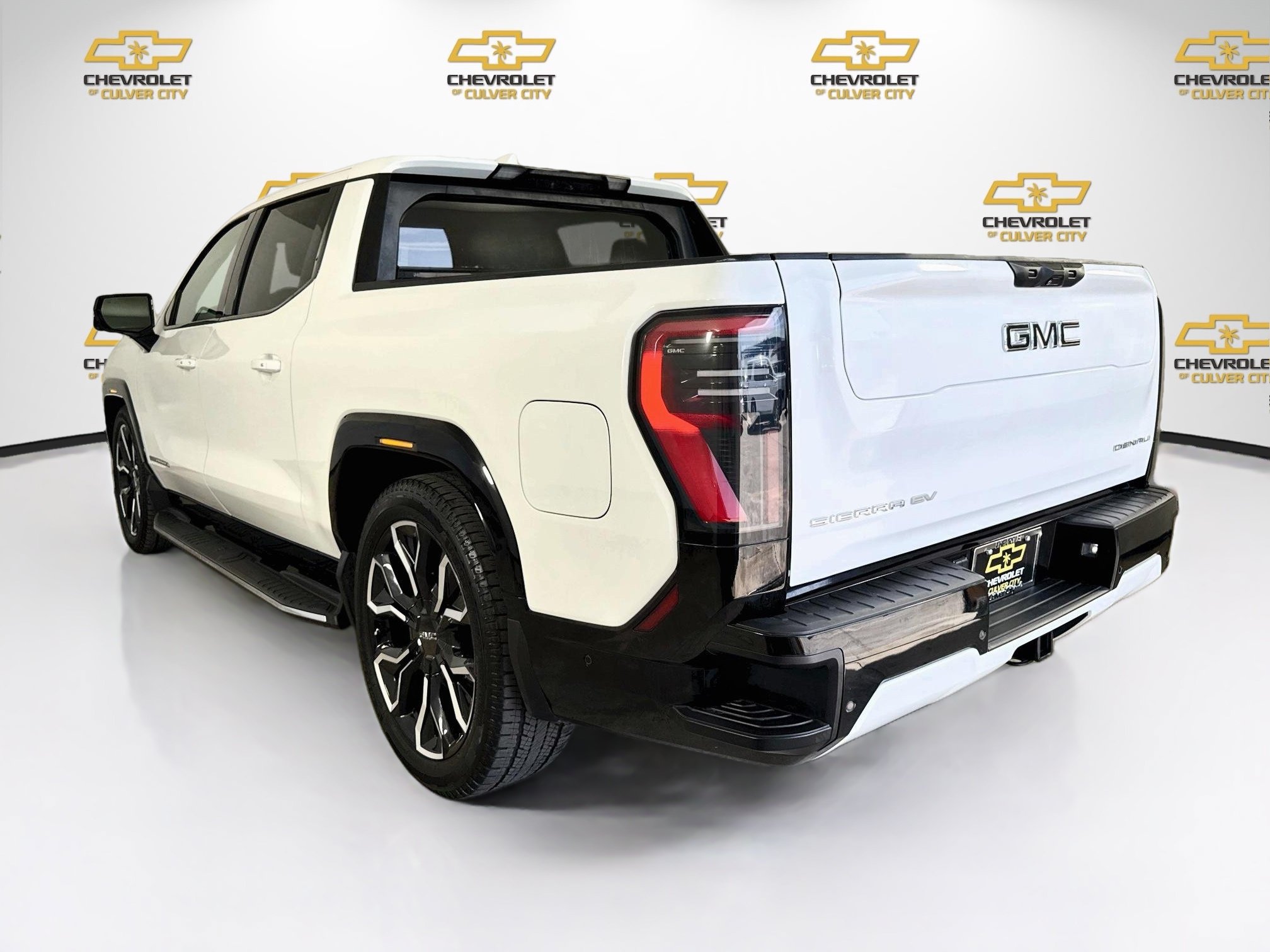 Used 2025 GMC Sierra EV Denali AWD/4WD image 6