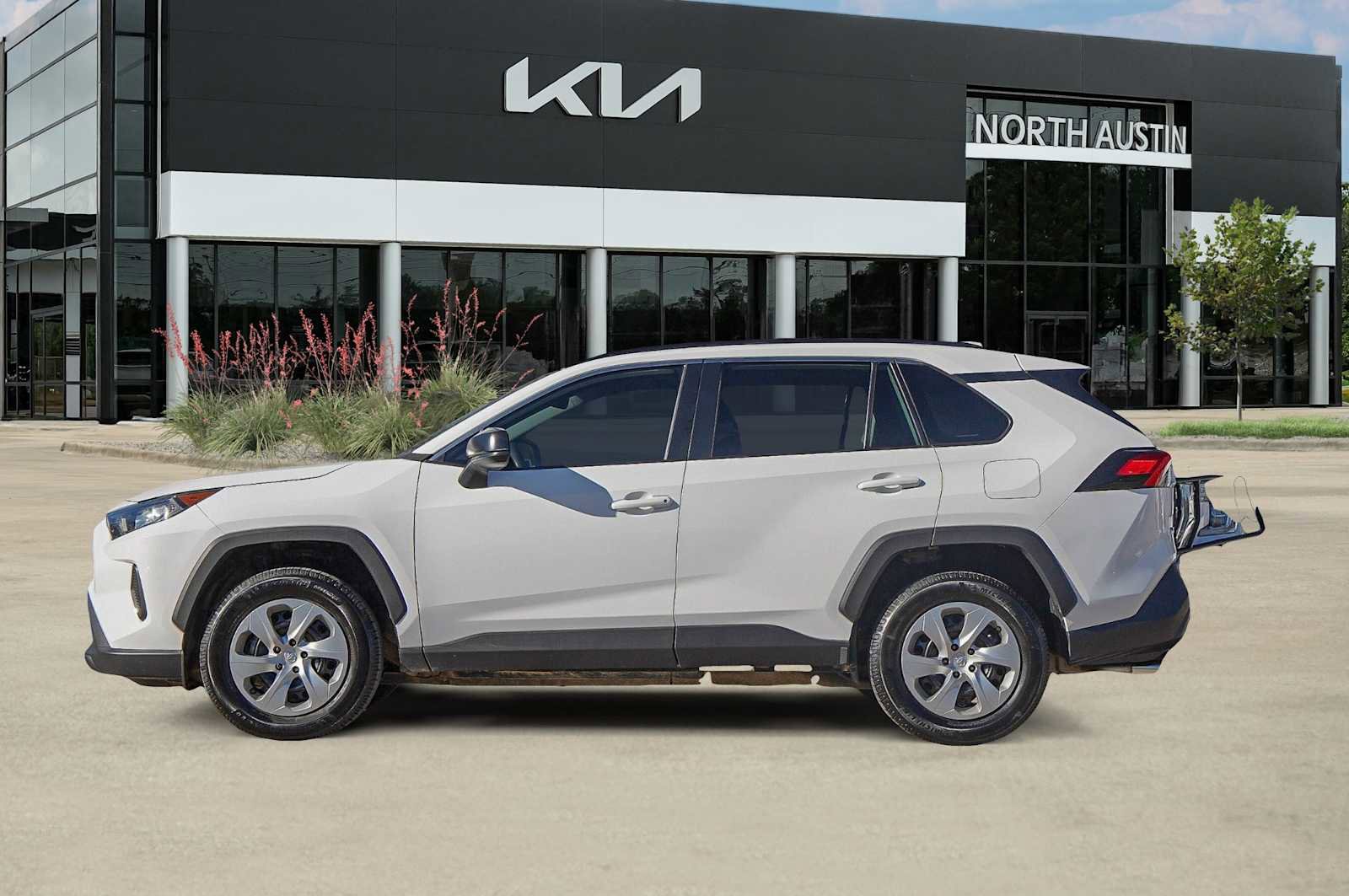 Used 2021 Toyota RAV4 LE image 4