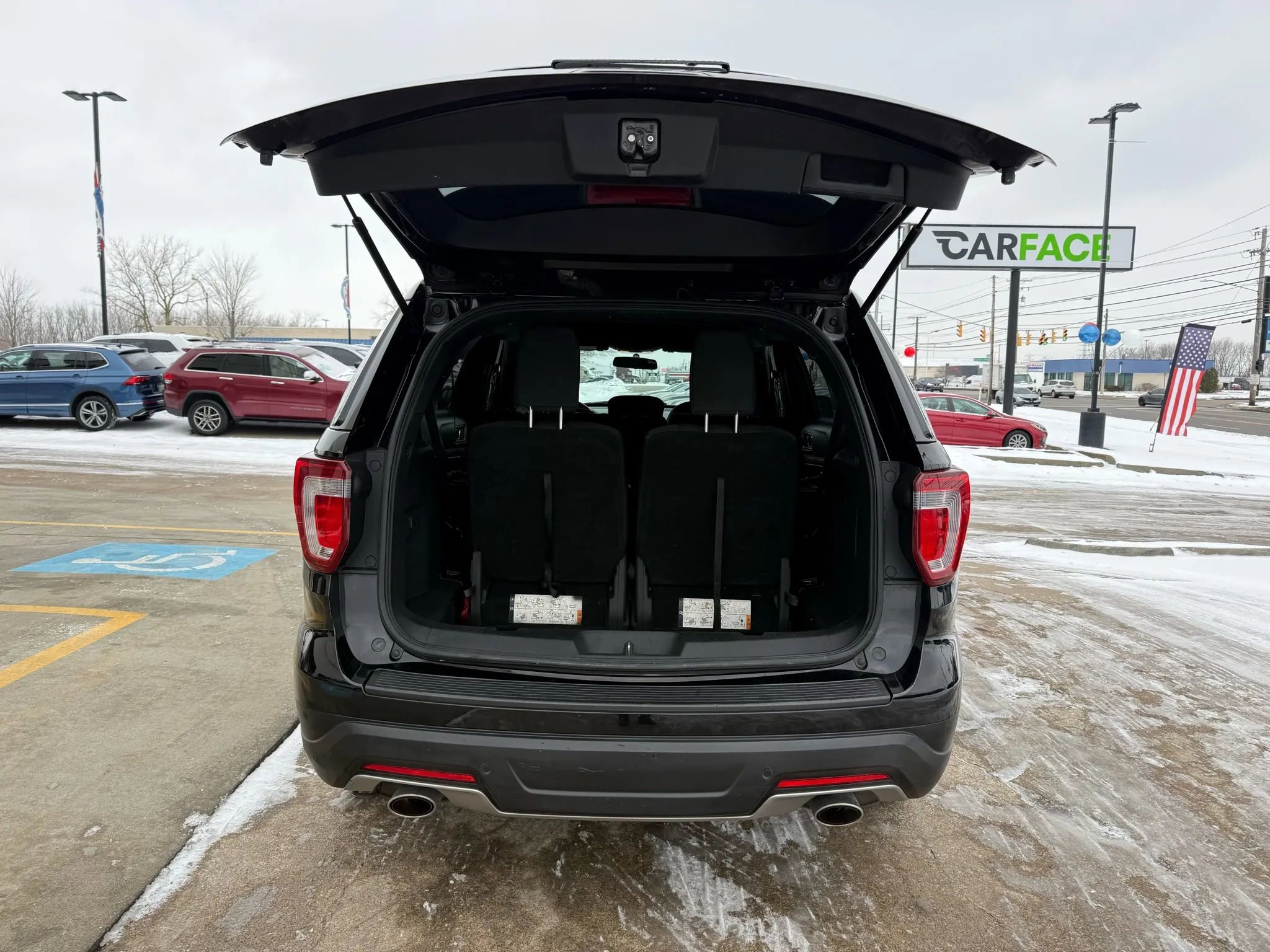 Used 2018 Ford Explorer XLT image 12