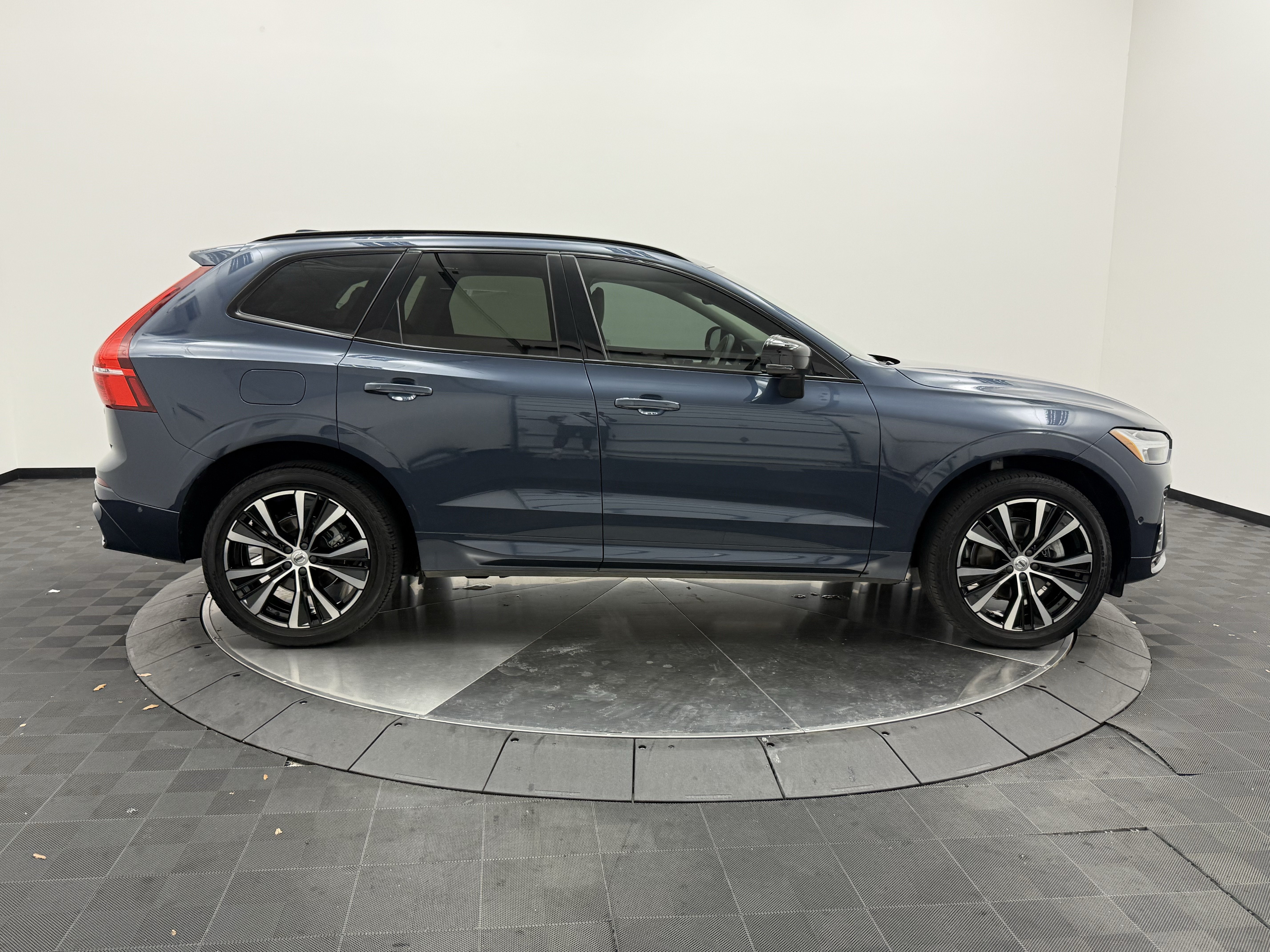 Certified 2024 Volvo XC60 B5 Plus w/ Protection Package Premier AWD/4WD image 7