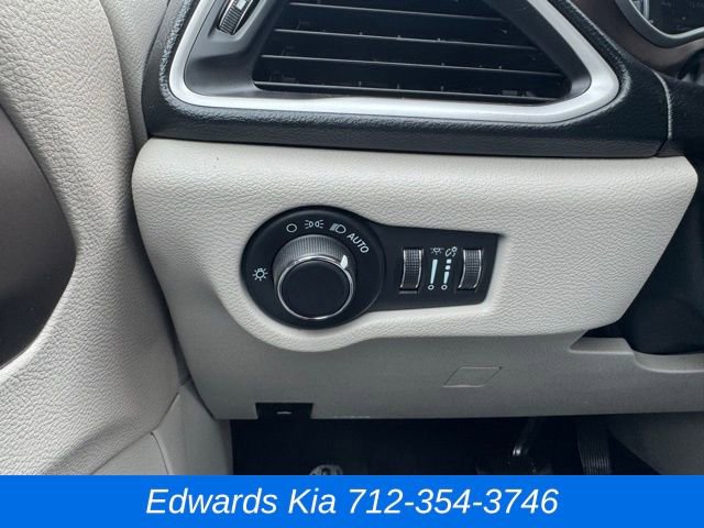 Used 2023 Chrysler Voyager LX image 22