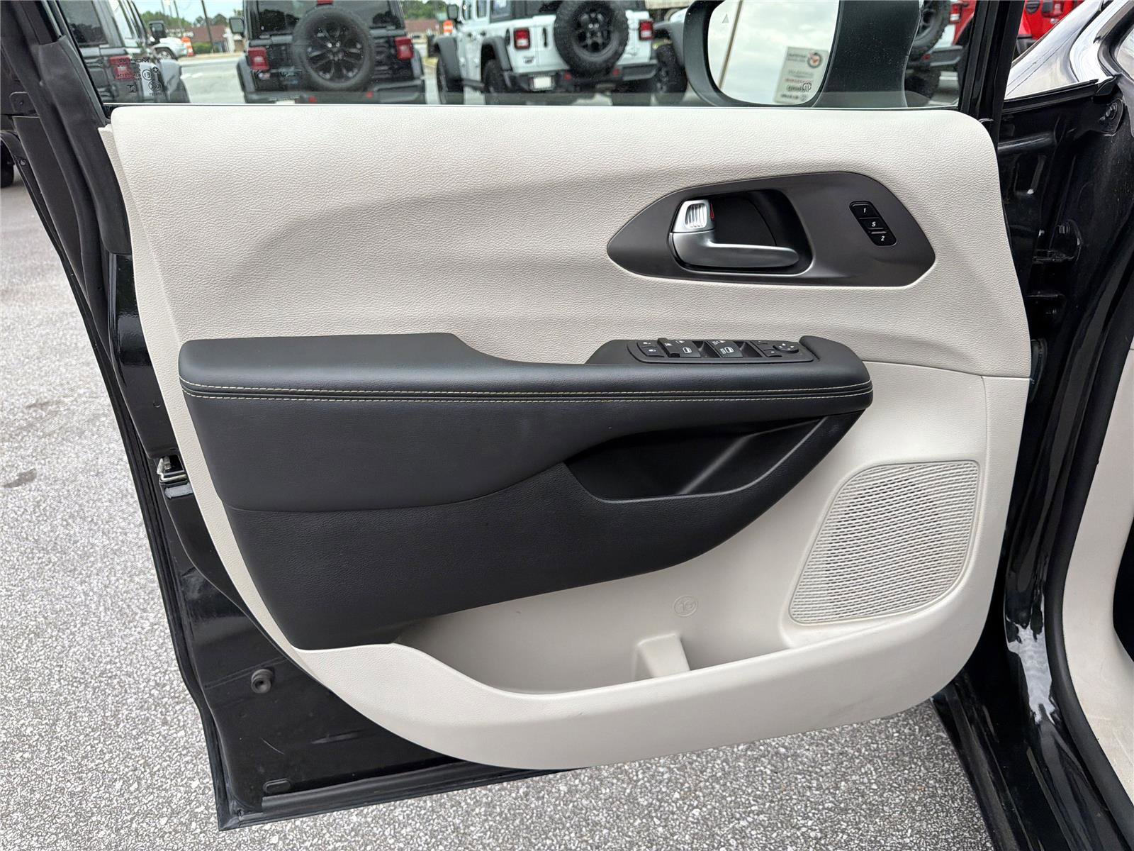 Used 2023 Chrysler Pacifica Touring-L FWD image 24