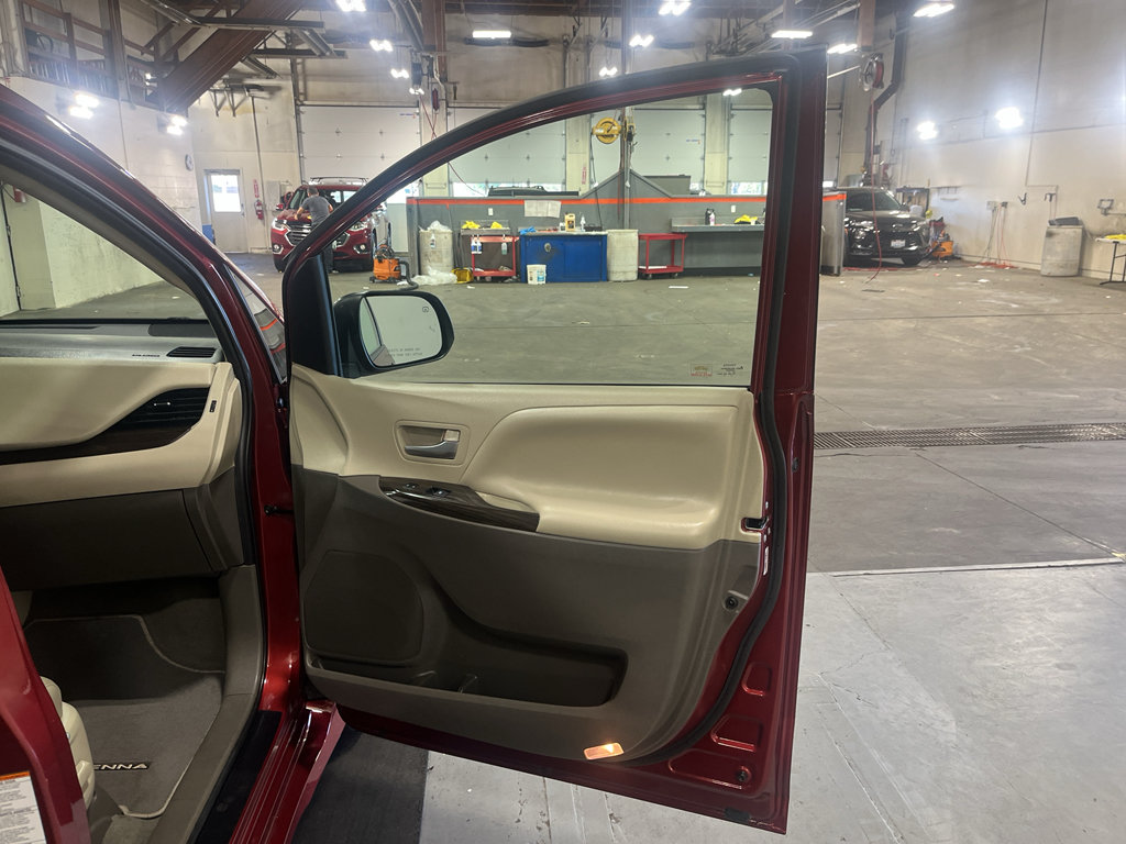 Used 2020 Toyota Sienna XLE Premium w/ Carpet Mat Package FWD image 24