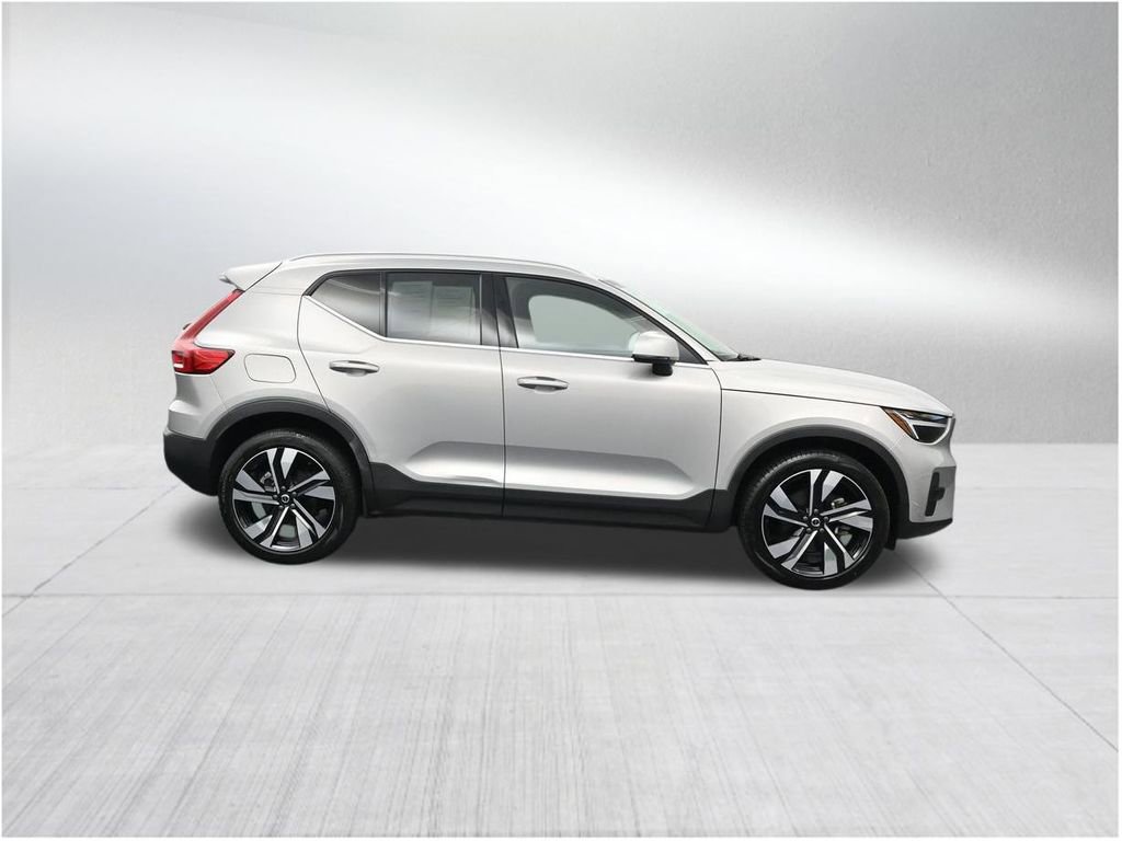 Used 2023 Volvo XC40 B5 Plus AWD/4WD image 6