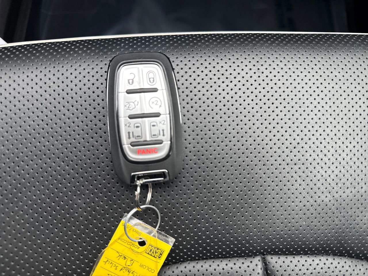 Used 2025 Chrysler Pacifica Premium image 27